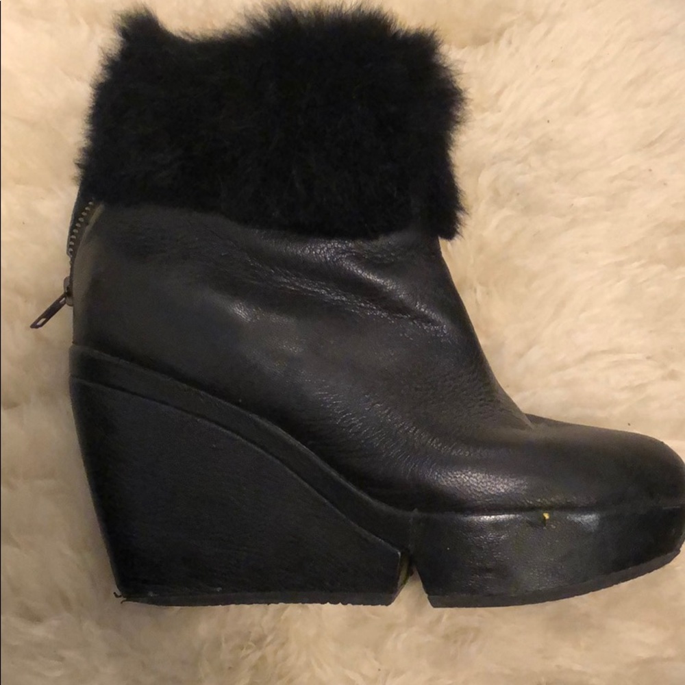 Wedged booties with fur